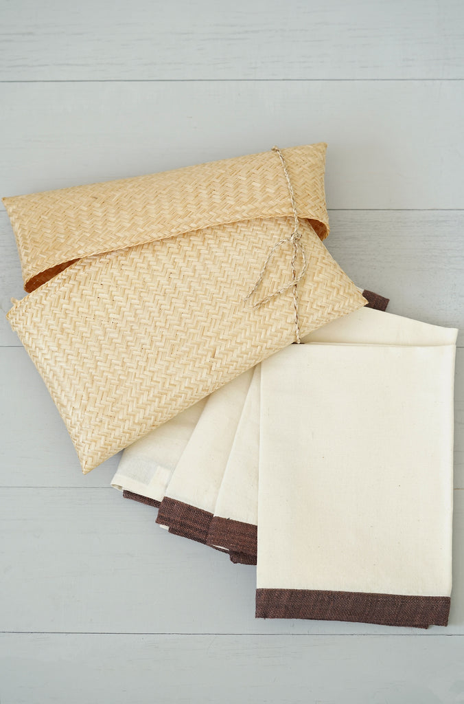 Set of 4 Cotton and Hemp Napkins With Straw Clutch Bag